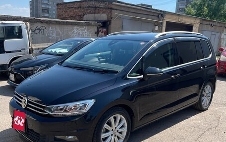 Volkswagen Touran III, 2017 год, 1 595 000 рублей, 2 фотография