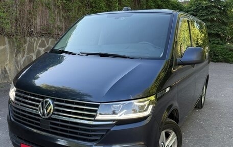 Volkswagen Caravelle T6 рестайлинг, 2021 год, 4 500 000 рублей, 1 фотография