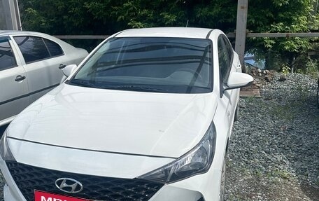 Hyundai Solaris II рестайлинг, 2021 год, 900 000 рублей, 1 фотография