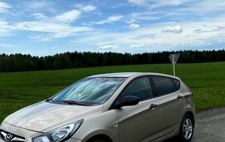 Hyundai Solaris II рестайлинг, 2011 год, 690 000 рублей, 2 фотография