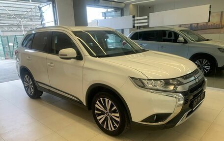 Mitsubishi Outlander III рестайлинг 3, 2019 год, 2 510 500 рублей, 3 фотография