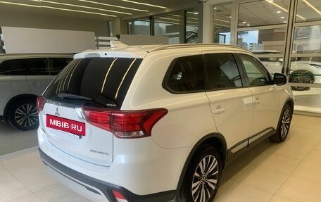 Mitsubishi Outlander III рестайлинг 3, 2019 год, 2 510 500 рублей, 4 фотография