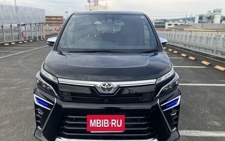 Toyota Voxy III, 2021 год, 1 756 000 рублей, 2 фотография