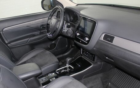 Mitsubishi Outlander III рестайлинг 3, 2021 год, 3 100 000 рублей, 13 фотография