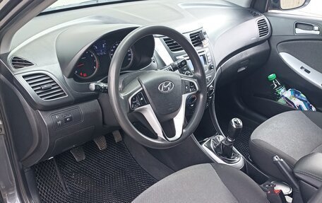 Hyundai Solaris II рестайлинг, 2012 год, 700 000 рублей, 2 фотография