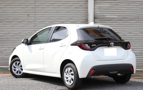 Toyota Yaris, 2022 год, 1 121 000 рублей, 6 фотография
