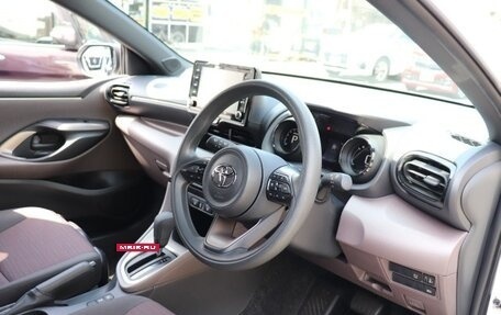 Toyota Yaris, 2022 год, 1 121 000 рублей, 8 фотография