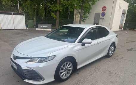 Toyota Camry, 2022 год, 3 200 000 рублей, 2 фотография