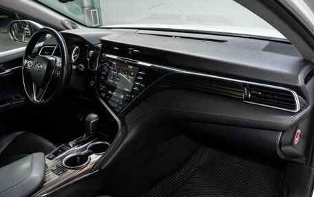 Toyota Camry, 2018 год, 2 890 000 рублей, 19 фотография