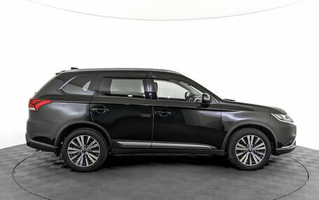 Mitsubishi Outlander III рестайлинг 3, 2020 год, 2 790 000 рублей, 4 фотография
