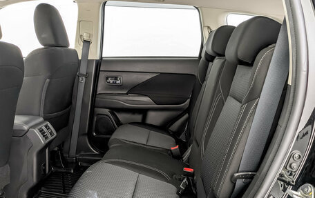 Mitsubishi Outlander III рестайлинг 3, 2020 год, 2 790 000 рублей, 13 фотография