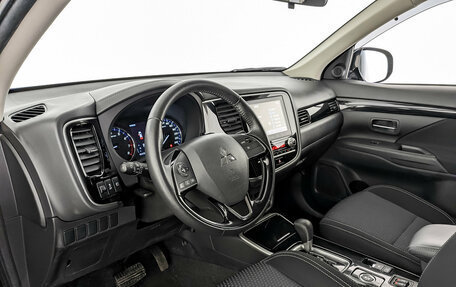 Mitsubishi Outlander III рестайлинг 3, 2020 год, 2 790 000 рублей, 18 фотография