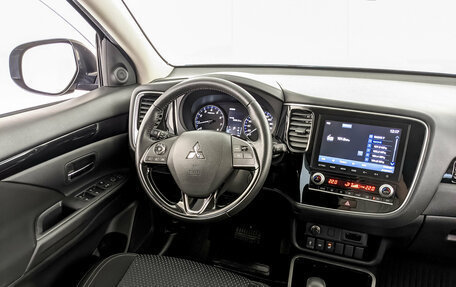 Mitsubishi Outlander III рестайлинг 3, 2020 год, 2 790 000 рублей, 29 фотография