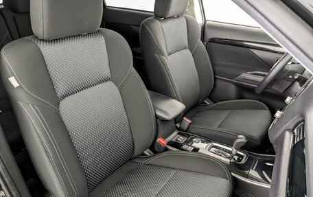 Mitsubishi Outlander III рестайлинг 3, 2020 год, 2 790 000 рублей, 25 фотография