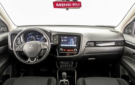 Mitsubishi Outlander III рестайлинг 3, 2020 год, 2 790 000 рублей, 16 фотография