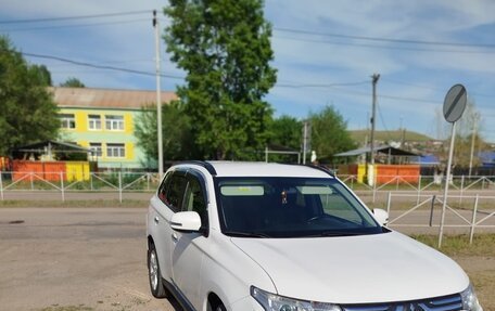 Mitsubishi Outlander III рестайлинг 3, 2014 год, 1 900 000 рублей, 1 фотография
