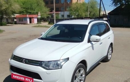 Mitsubishi Outlander III рестайлинг 3, 2014 год, 1 900 000 рублей, 5 фотография