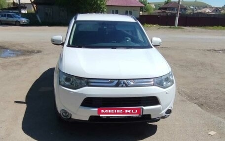 Mitsubishi Outlander III рестайлинг 3, 2014 год, 1 900 000 рублей, 2 фотография