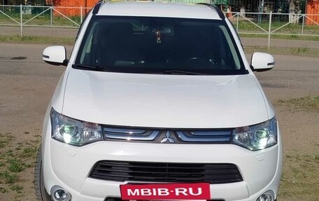 Mitsubishi Outlander III рестайлинг 3, 2014 год, 1 900 000 рублей, 15 фотография