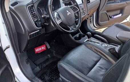 Mitsubishi Outlander III рестайлинг 3, 2014 год, 1 900 000 рублей, 9 фотография