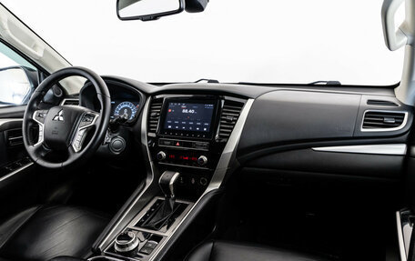 Mitsubishi Pajero Sport III рестайлинг, 2021 год, 3 799 000 рублей, 10 фотография