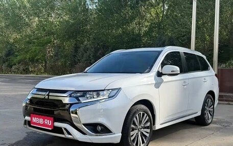 Mitsubishi Outlander III рестайлинг 3, 2022 год, 2 085 000 рублей, 1 фотография