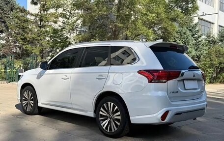 Mitsubishi Outlander III рестайлинг 3, 2022 год, 2 085 000 рублей, 5 фотография
