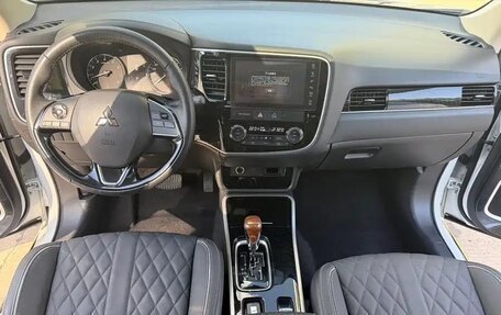 Mitsubishi Outlander III рестайлинг 3, 2022 год, 2 085 000 рублей, 10 фотография