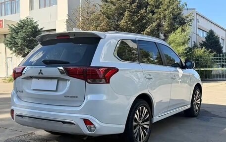 Mitsubishi Outlander III рестайлинг 3, 2022 год, 2 085 000 рублей, 6 фотография