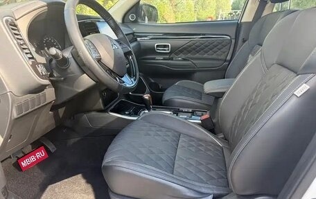 Mitsubishi Outlander III рестайлинг 3, 2022 год, 2 085 000 рублей, 4 фотография