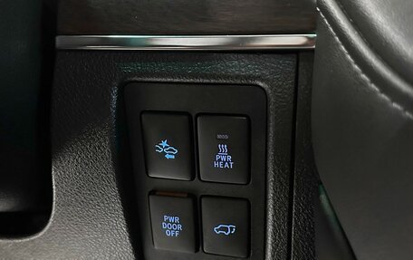 Toyota Land Cruiser 200, 2019 год, 7 277 000 рублей, 24 фотография