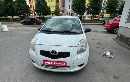 Toyota Yaris III рестайлинг, 2007 год, 280 000 рублей, 1 фотография