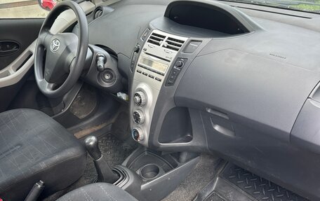 Toyota Yaris III рестайлинг, 2007 год, 280 000 рублей, 4 фотография