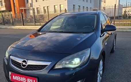 Opel Astra J, 2011 год, 740 000 рублей, 1 фотография