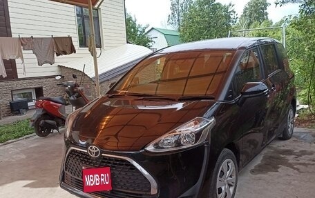 Toyota Sienta II, 2022 год, 1 800 000 рублей, 1 фотография