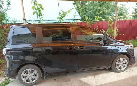 Toyota Sienta II, 2022 год, 1 800 000 рублей, 6 фотография