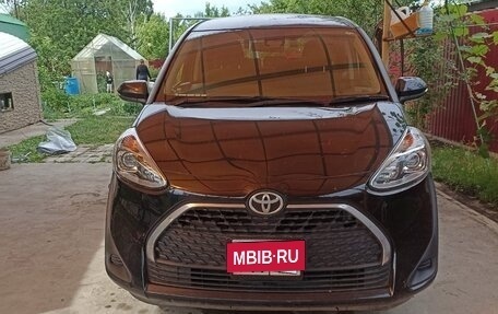 Toyota Sienta II, 2022 год, 1 800 000 рублей, 2 фотография
