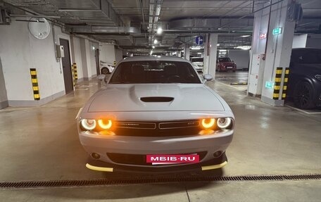 Dodge Challenger III рестайлинг 2, 2021 год, 5 000 000 рублей, 2 фотография