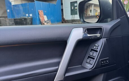 Toyota Land Cruiser Prado 150 рестайлинг 2, 2015 год, 4 000 000 рублей, 9 фотография