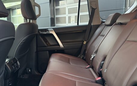 Toyota Land Cruiser Prado 150 рестайлинг 2, 2015 год, 4 000 000 рублей, 16 фотография
