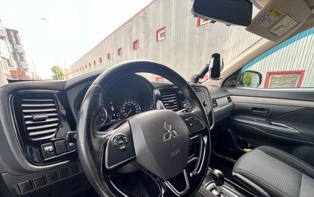 Mitsubishi Outlander III рестайлинг 3, 2018 год, 1 970 000 рублей, 5 фотография