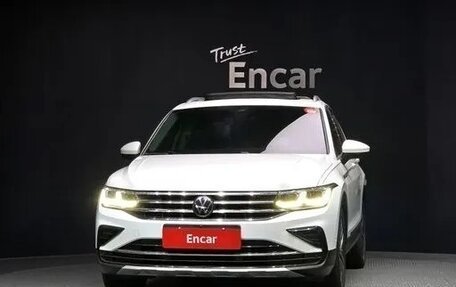 Volkswagen Tiguan II, 2022 год, 3 058 000 рублей, 2 фотография