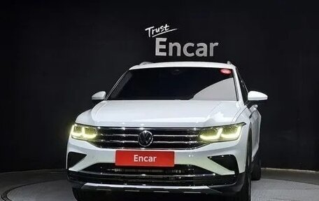 Volkswagen Tiguan II, 2022 год, 2 802 000 рублей, 2 фотография