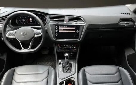 Volkswagen Tiguan II, 2022 год, 2 802 000 рублей, 9 фотография