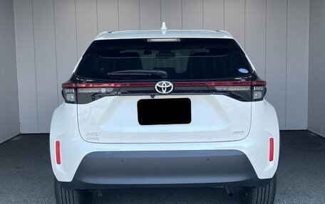Toyota Yaris Cross, 2022 год, 1 345 000 рублей, 3 фотография