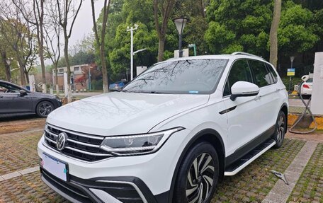 Volkswagen Tiguan II, 2022 год, 2 435 000 рублей, 1 фотография