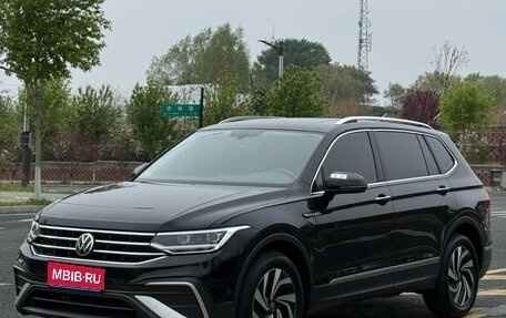 Volkswagen Tiguan II, 2022 год, 2 428 000 рублей, 1 фотография