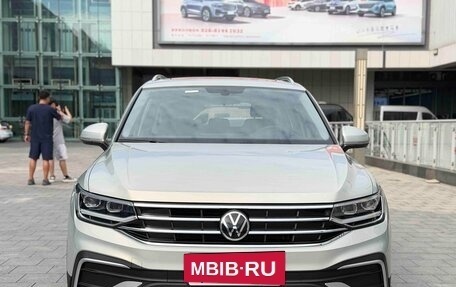 Volkswagen Tiguan II, 2022 год, 2 492 000 рублей, 2 фотография