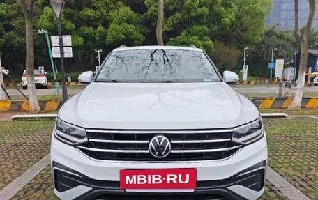 Volkswagen Tiguan II, 2022 год, 2 435 000 рублей, 2 фотография