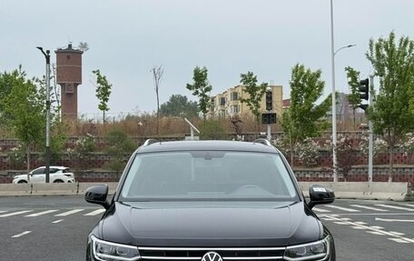Volkswagen Tiguan II, 2022 год, 2 428 000 рублей, 2 фотография